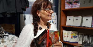 Lili Craciun – ‘Desculta pe cioburi de oglinda’ la libraria Punct din Barcelona