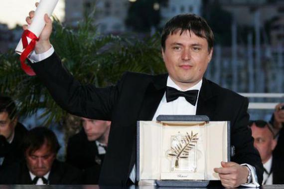 Cristian Mungiu câştigă premiul pentru regie la Festivalul de la Cannes la egalitate cu francezul Olivier Assayas