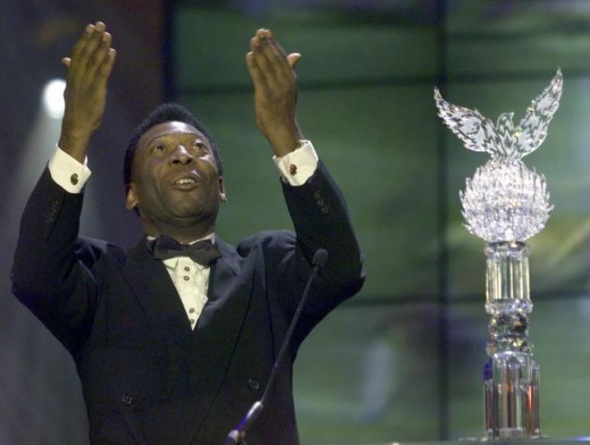 Regele Pelé îşi licitează coroana