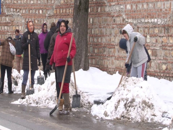 Asistatii social, nemulțumiți că au fost scoși la muncă – Tirgoviste