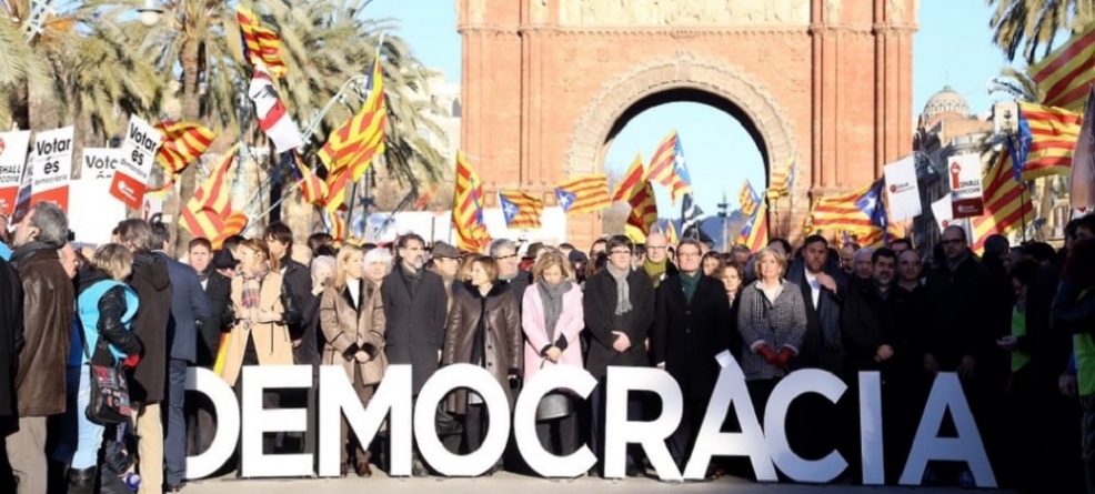 Mii de persoane isi manifesta sprijinul catre Artur Mas in Barcelona