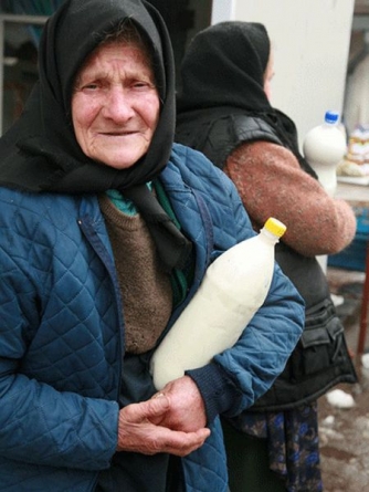 Suceava – Patrule de poliţie VS. băbuţele care vând lapte şi brânză în Piaţa Mică