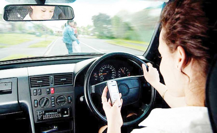 La fiecare 20 de minute, un șofer din București este amendat pentru folosirea telefonului mobil la volan.